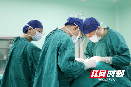 湘雅常德医院为乳腺癌患者成功实施背阔肌联合假体乳房重建术