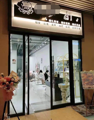 广西一美女割双眼皮,美容店老板切出“增生”还留疤