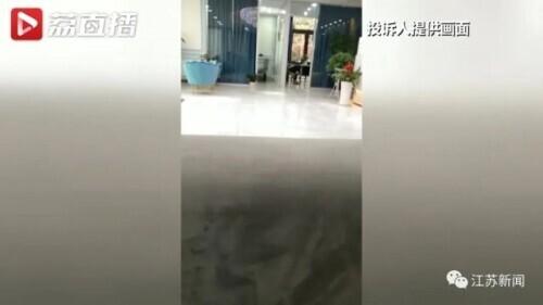 花6万元吸脂后皮肤坏死,双腿凹凸不平!还没修复好,整形医院去哪了?