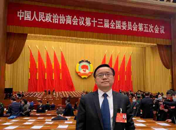 两会请回答|一封“大龄青年”写给政协委员的信引深思!35岁职场玻璃门该如何打破?
