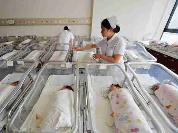 “降低法定婚龄”,不是提高生育率良方 | 新京报专栏