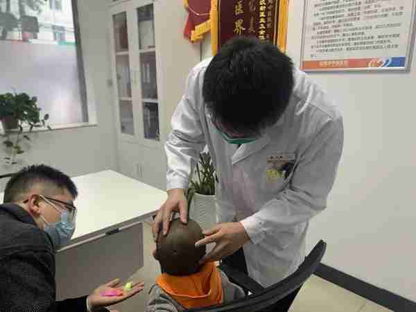 4岁幼童头顶瘢痕脱发 医生巧手让发“再生”