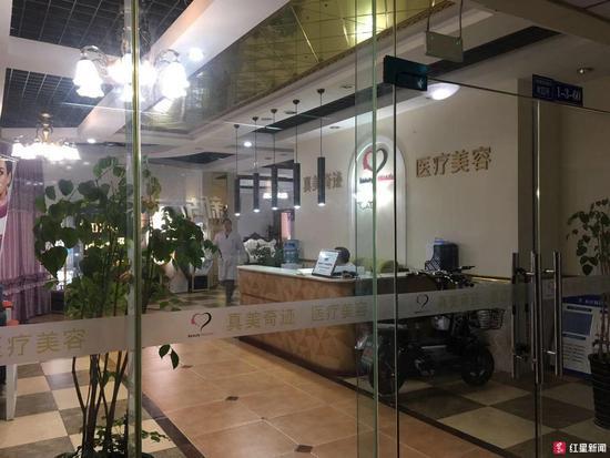 男子花1.2万隆鼻后竟能晃动,美容院:这是正常误差范围