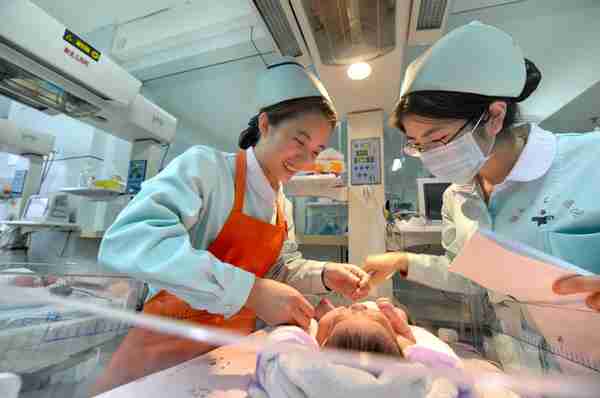 “降低法定婚龄”,不是提高生育率良方 | 新京报专栏