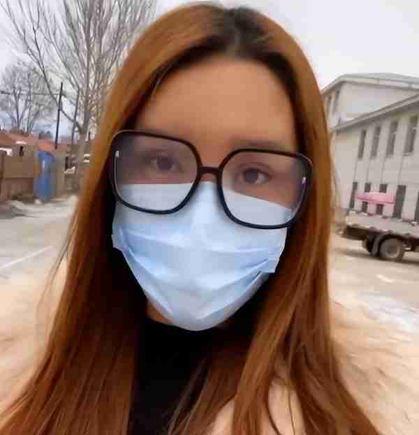 整容失败?网红脸内注射400多针玻尿酸:夏天会融化,冬天会冻住