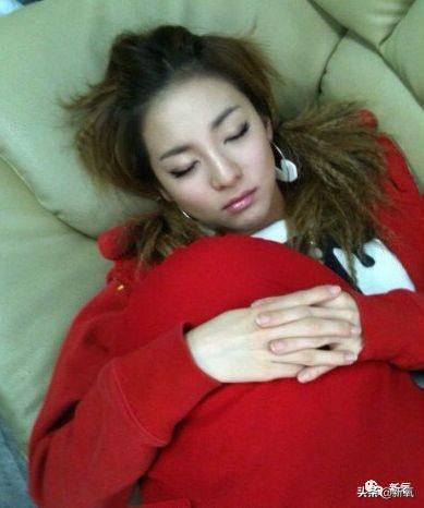那个十年整了4次变成木偶人的女爱豆,请看看你的队友吧