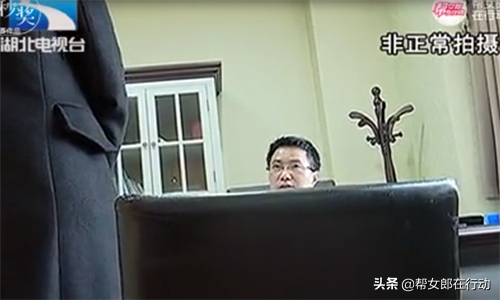 整容变毁容!女孩脸颊注射玻尿酸,近看面部凹凸不平一言难尽