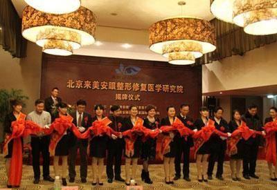 毁容、离婚、焦虑:生活崩坏在一场失败的眼整形后