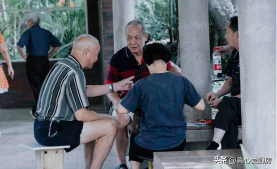 男人过了50岁,这2样食物要多吃,一周吃两次,腿脚有劲,有营养