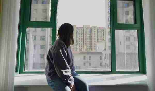 毁容、离婚、焦虑:生活崩坏在一场失败的眼整形后