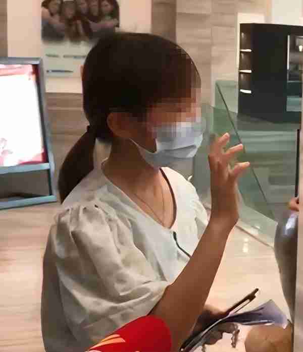 海口一33岁女子:“花18979元做近视矫正手术 12天后看东西仍模糊”