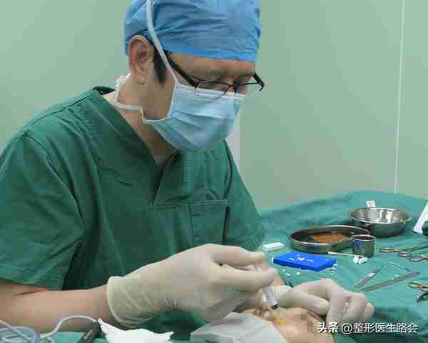 36岁女士隆鼻走弯路,膨体鼻修复+膨体填充鼻基底,6个月后大变样